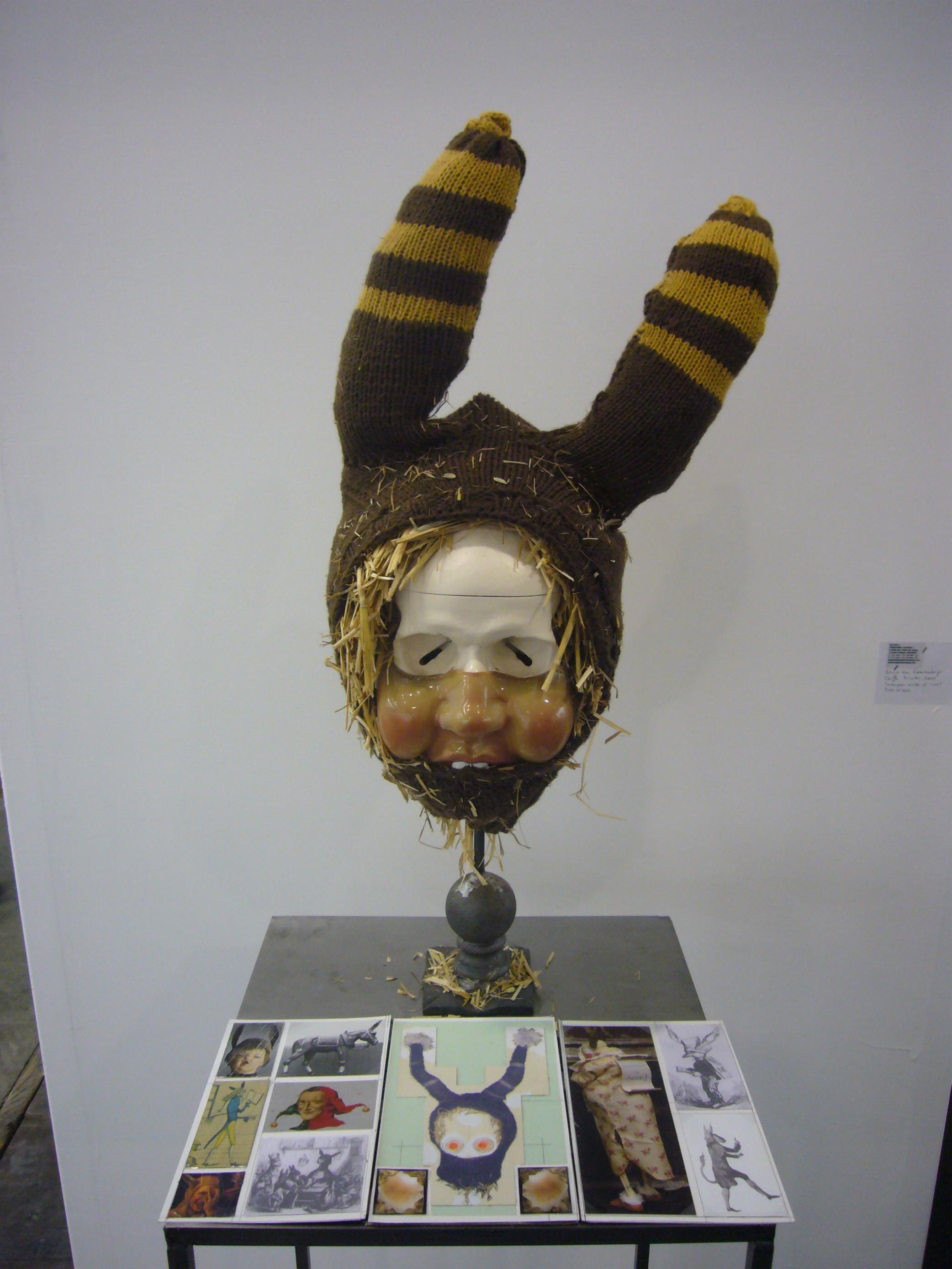 Patrick Van Caeckenbergh Coiffe tricoter 2008 Bonnet d ane en laine platre plastique pied en metal paille petit livre collage sur carton Edition de 3 ex