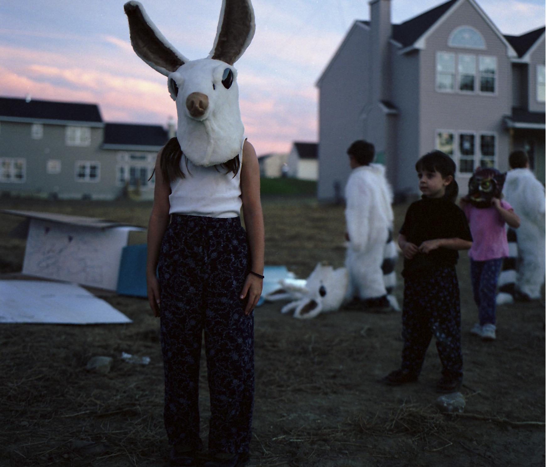 Pierre Huyghe Streamside Day 2003. Film super 16 mm et video transferes sur Digibeta 4 3 couleur son duree 26 Collection MAC VAL Musee d art contemporain du Val-de-Marne c Adagp Paris 2015