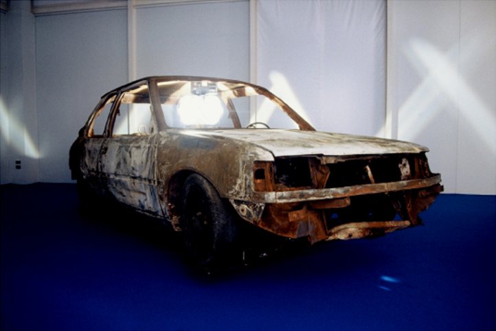 Voiture brulee pont tournant canons a lumiere globes lumineux bande sonore 160 x 900 x 1200 cm Collection MACVAL