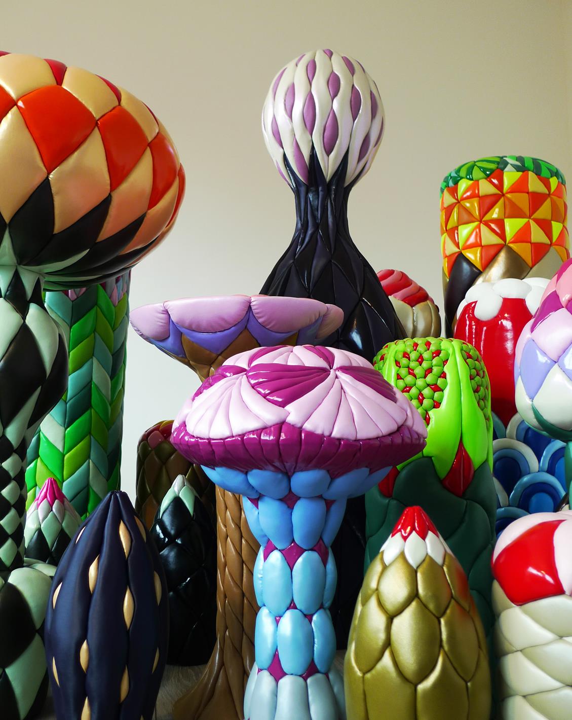 Mai Tabakian Garden Sweet Garden detail 2013 dimensions variables installation de sculptures issues de 4 series differentes Flower Power Champions League et Buds