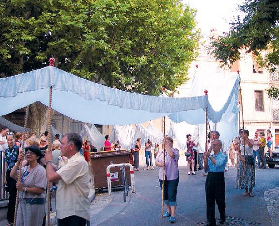 Patrick Van Caeckenbergh Le Dais 2001 collection Frac PACA. Procession au village de Saint-Cornelis Ahorebeke - Belgique. c ADAGP Paris 2015